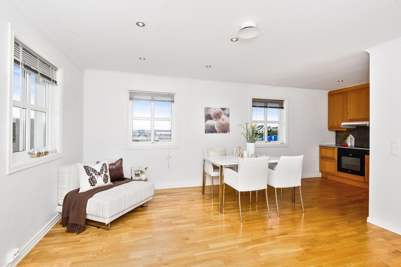 Åpen stue/kjøkkenløsning med utgang til stor solrik terrasse Galleribilde