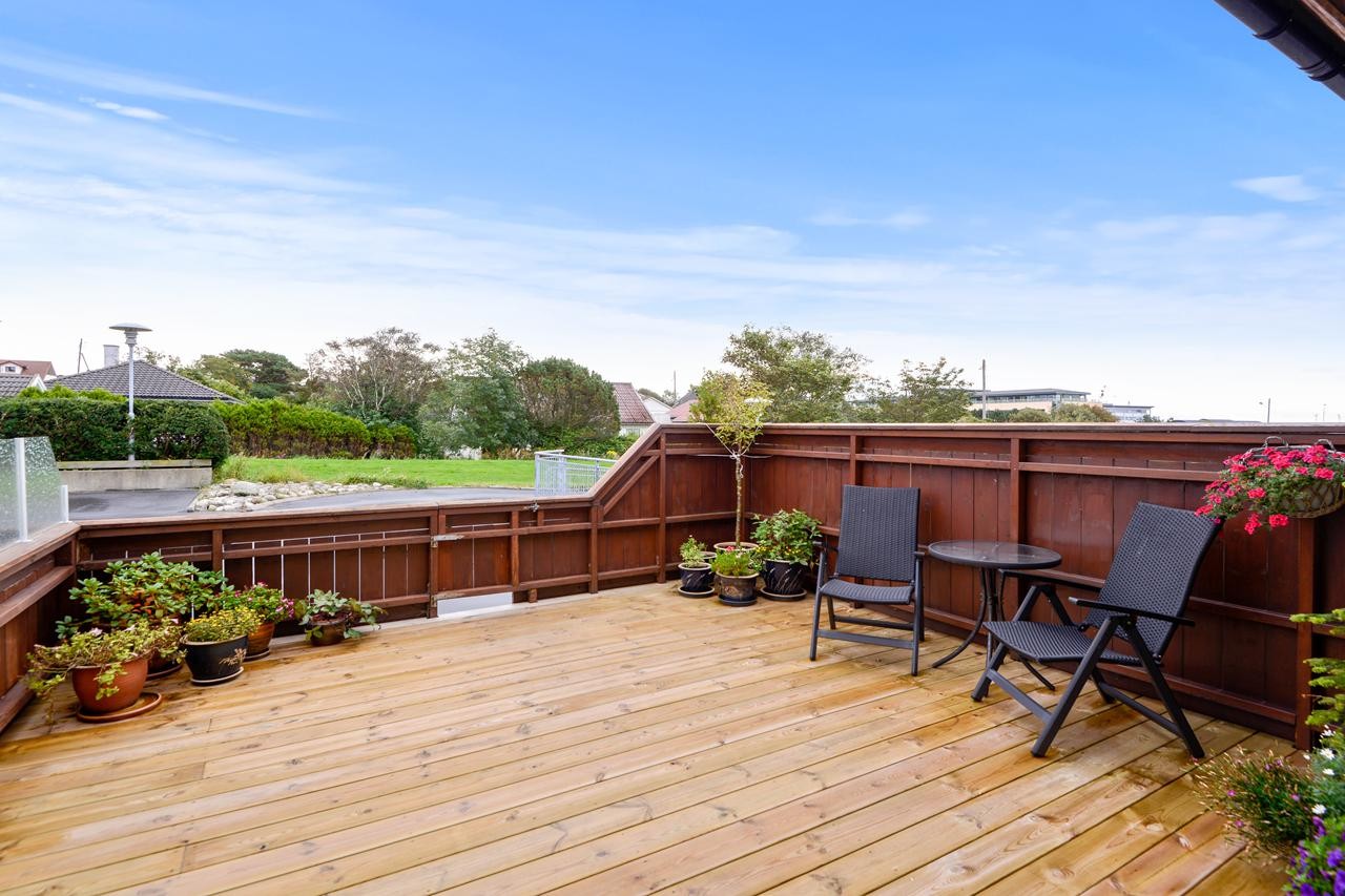 Stor terrasse - nytt dekke i 2014/15 Galleribilde
