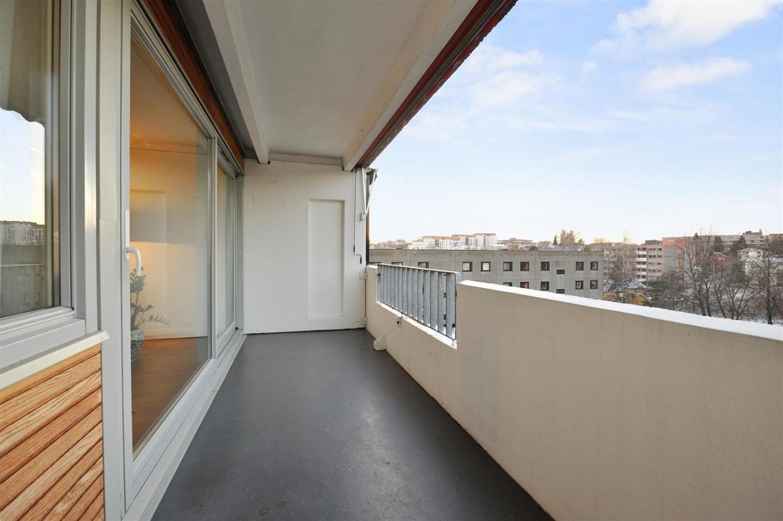 Stor overbygget veranda med ettermiddags-/kveldssol Galleribilde