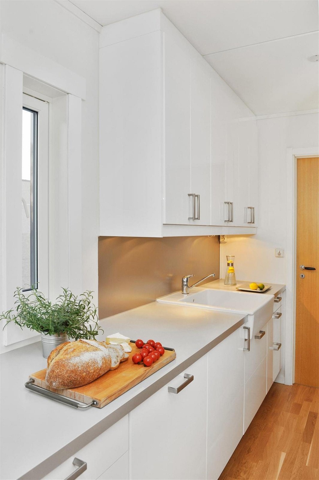 Hyggelig sidevindu på kjøkkenet med gløtt mot Holmenkollåsen Galleribilde