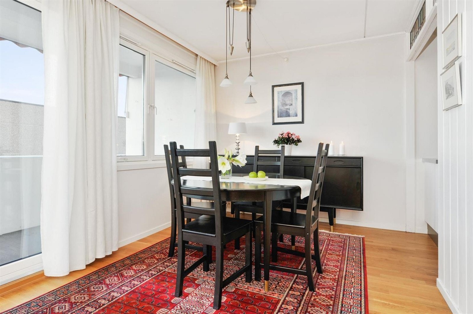 Stor spisplass med plass til langbord i tilknytning til kjøkkenet Galleribilde