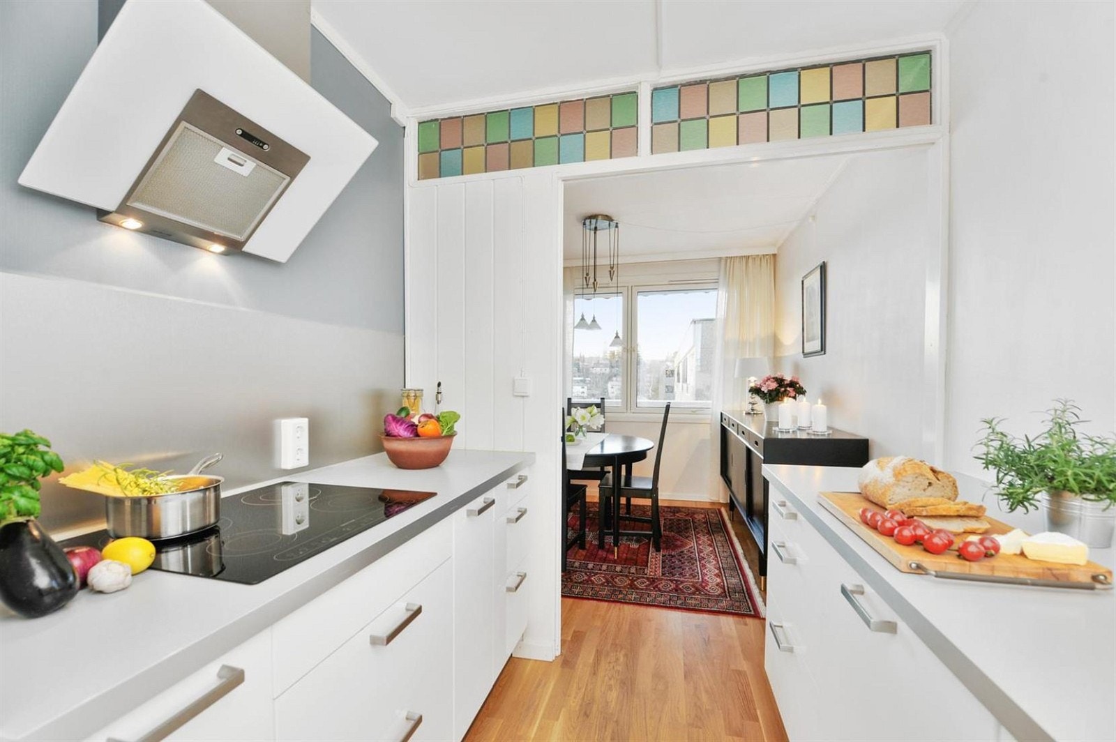 Praktisk og godt utnyttet kjøkken som er delvis adskilt fra stuen Galleribilde