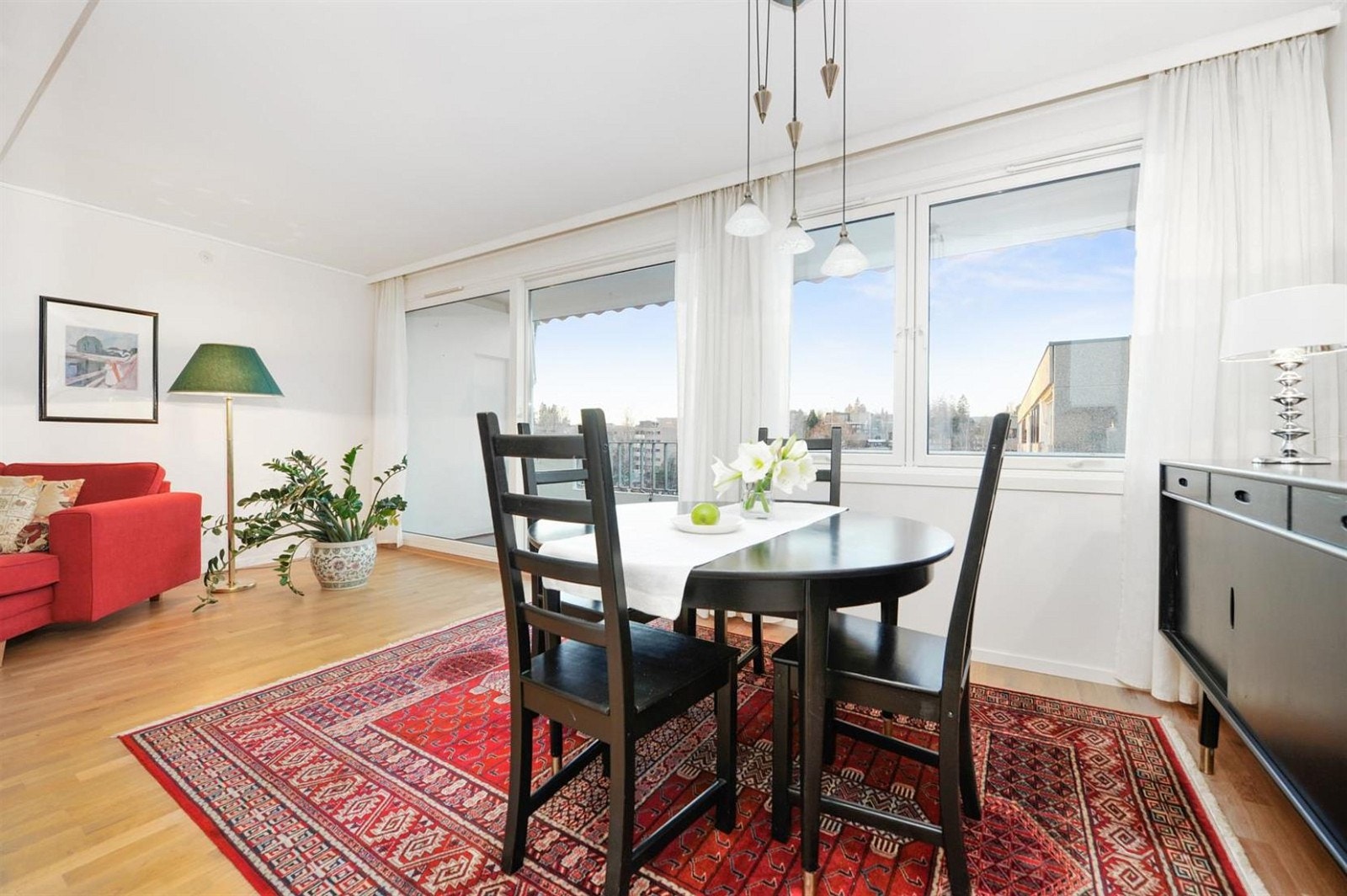 I stuen har man god plass til både sofagruppe og hyggelig spiseplass i tilknytning til kjøkkenet Galleribilde