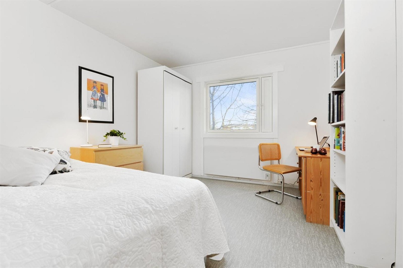 Meget romslig hovedsoverom med garderobeskap Galleribilde