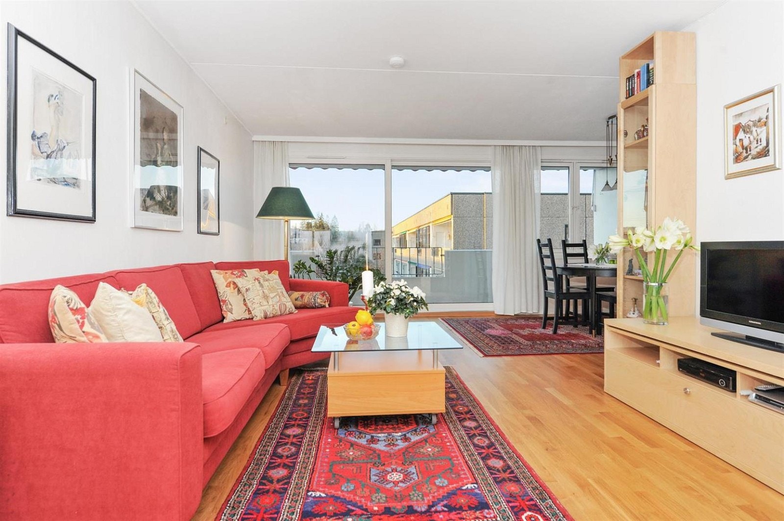 Meget lys og romslig stue med utgang til veranda Galleribilde