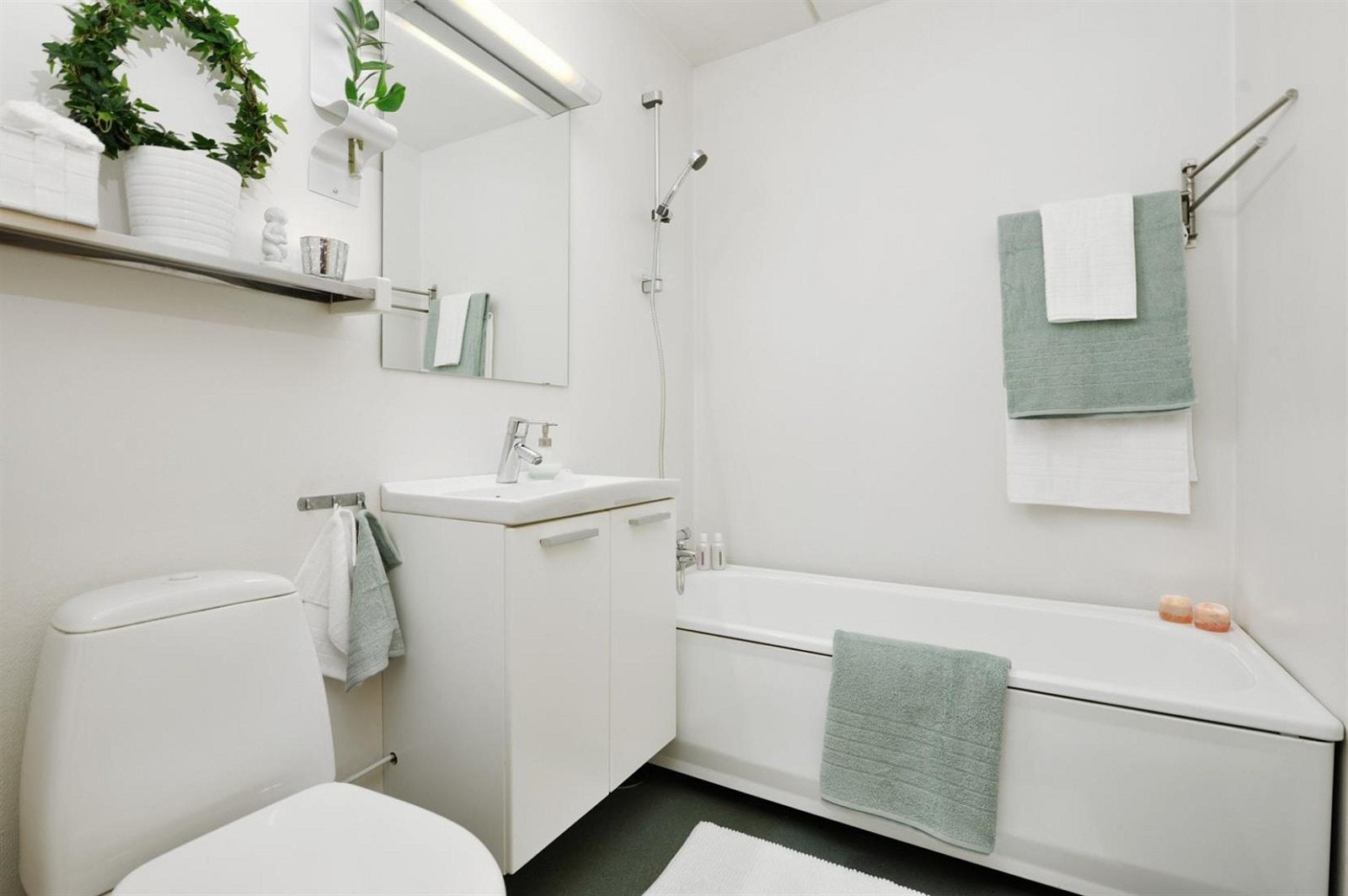 Eldre bad med badekar. Mulighet for å slå sammen badet med toalettrom som ligger vegg i vegg Galleribilde