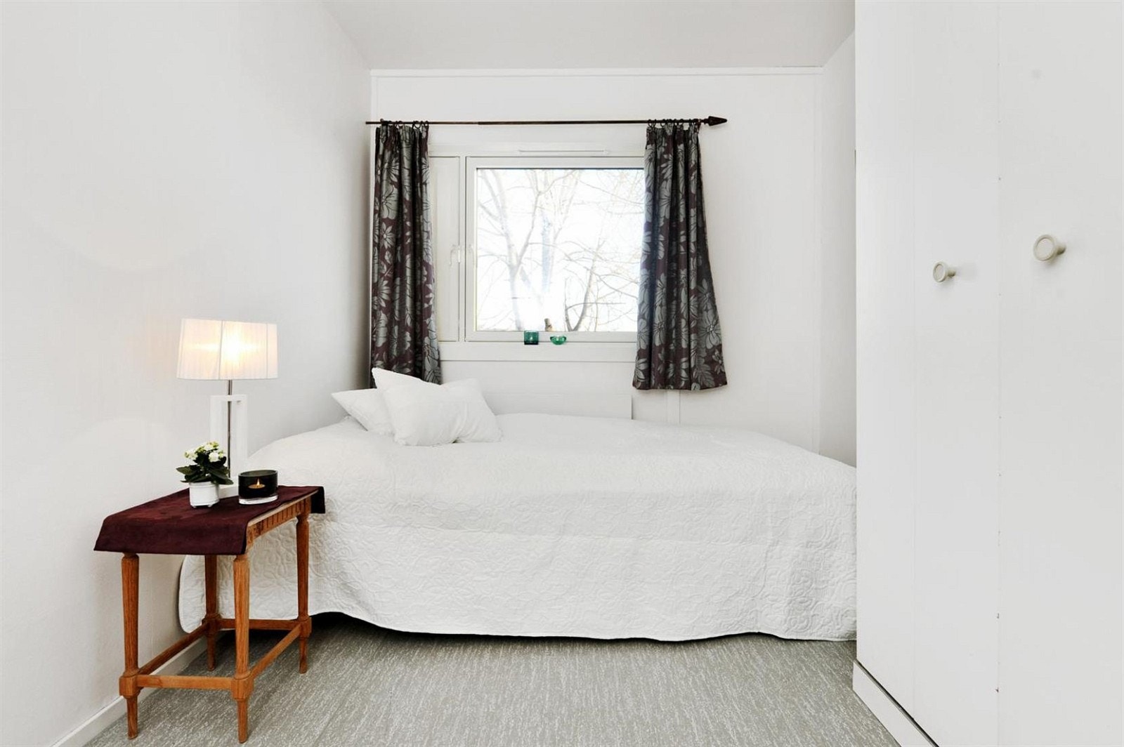 Soverom nr. 2 er også av god størrelse og har godt med garderobeplass Galleribilde