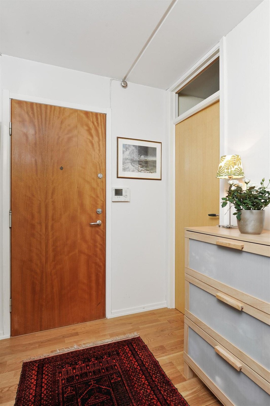 Entré med inngang til innvendig bod/garderobe med god lagringsplass Galleribilde