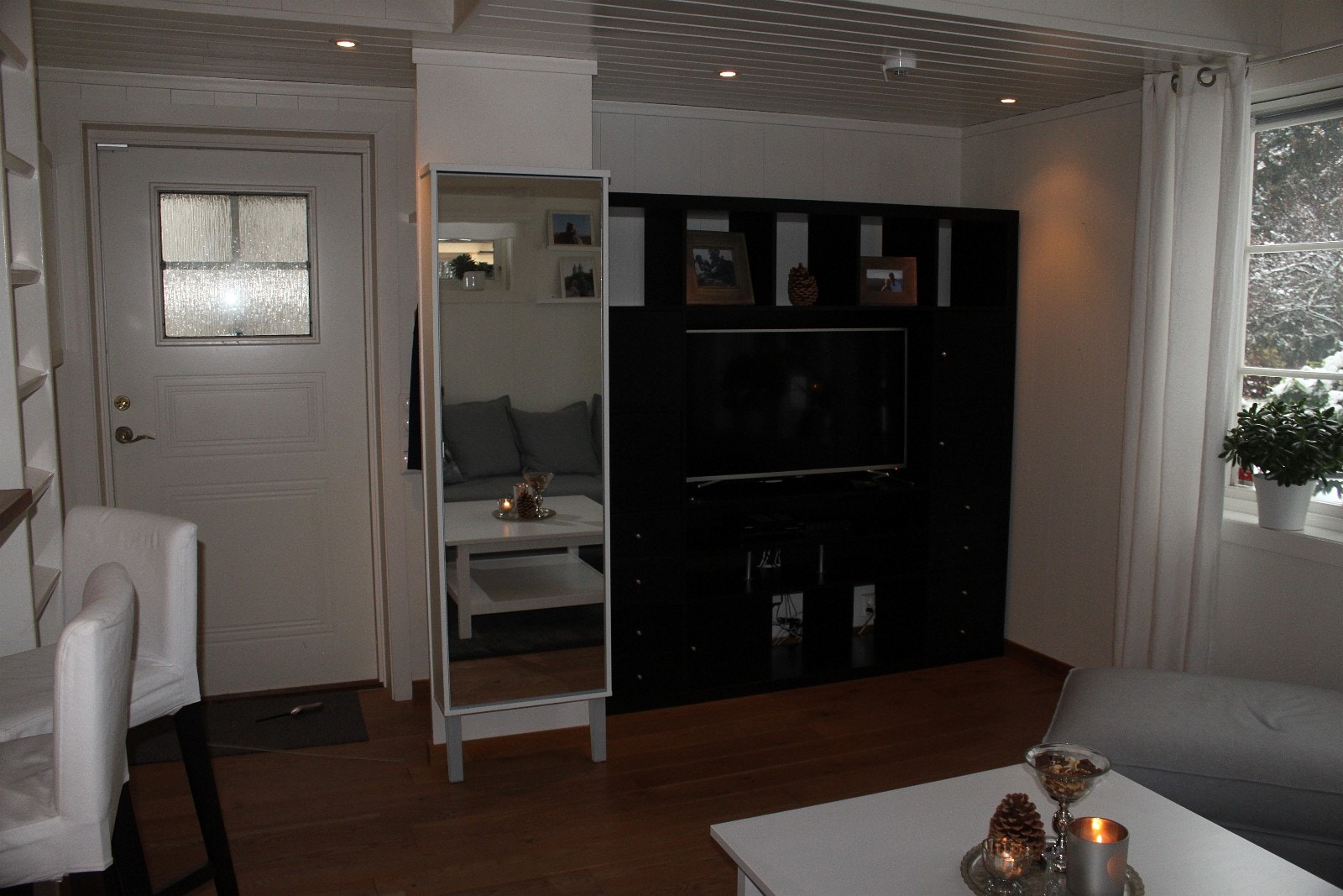 Mot TV-reolen og inngang Galleribilde