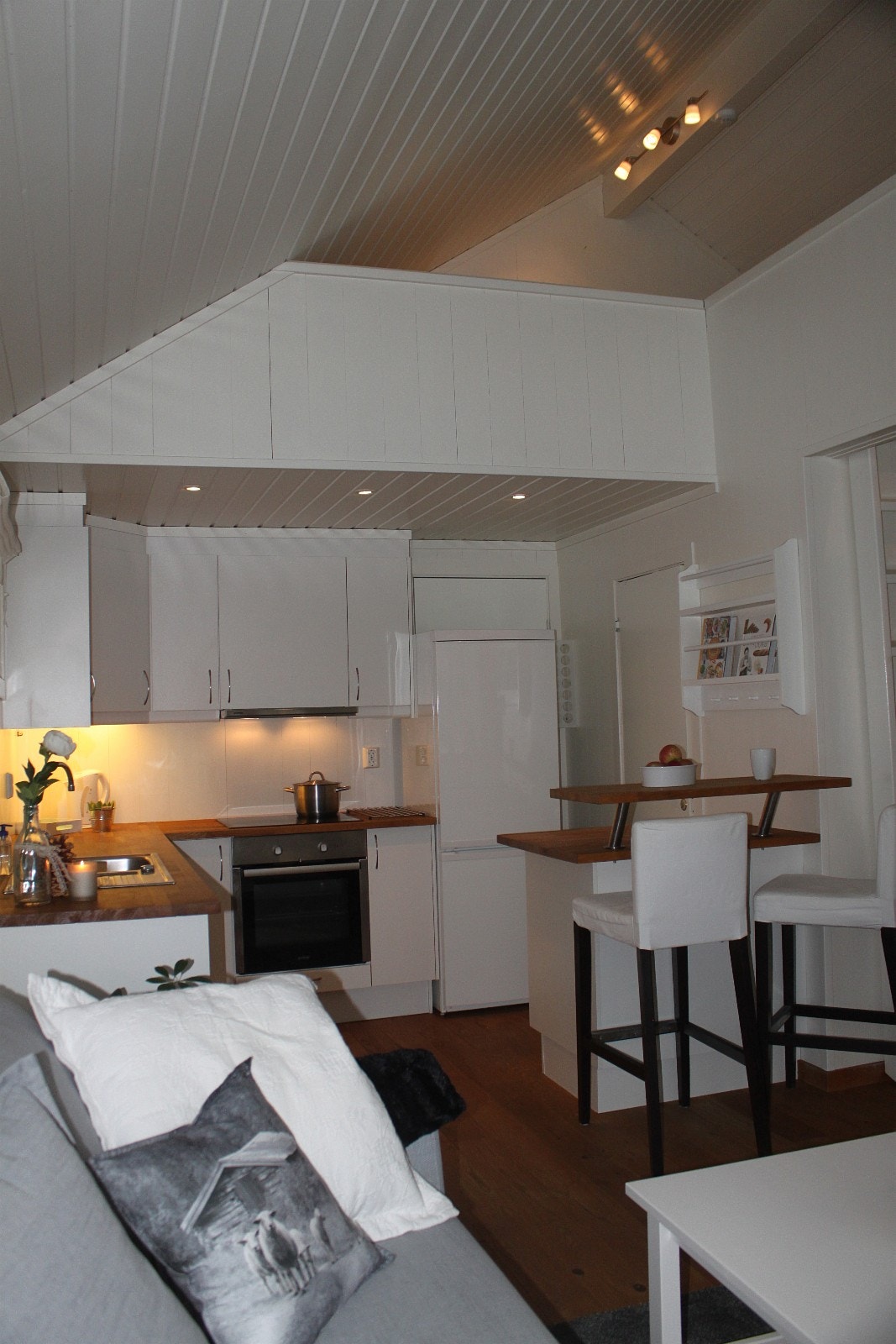 Mer av kjøkkenet sett fra stua Galleribilde