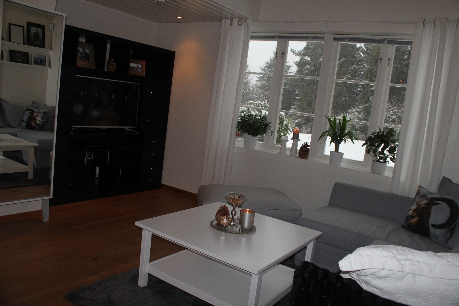 Mot TV-reolen Galleribilde