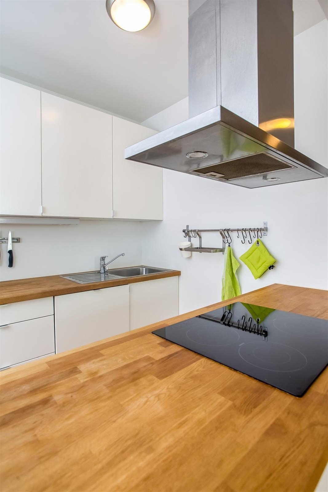 Det moderne kjøkkenet fra IKEA har rikelig med skap- og benkeplass. Alle hvitevarer er integrerte Galleribilde