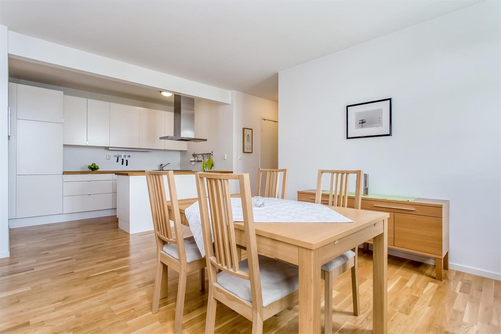 Spisestuen er plassert i naturlig tilknyting til kjøkkenet Galleribilde