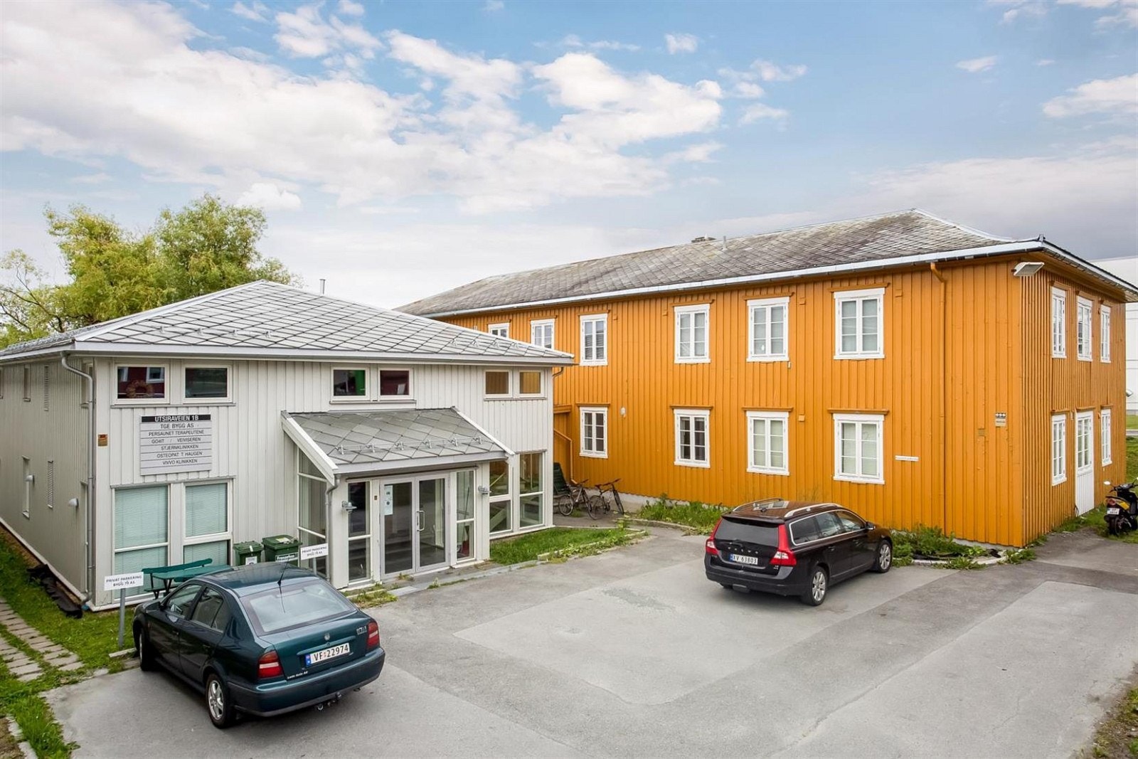 Persaunet Leir består av gamle militærboliger som ble omgjort til boliger i 2010. Leiligheten ligger i blokkens 2. etasje. Galleribilde