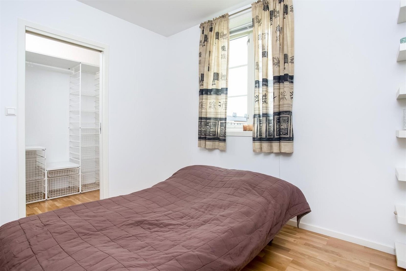 Hovedsoverommet er av god størrelse og har eget walk-in-closet med hyllesystem fra Elfa Galleribilde