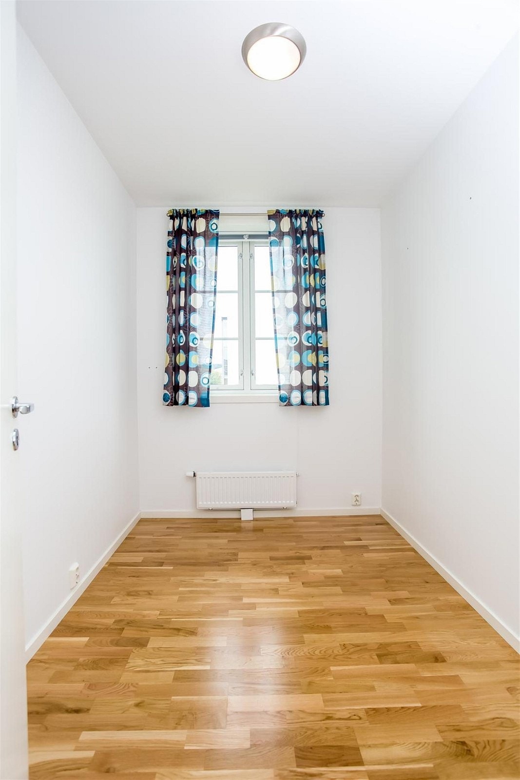 Dette soverommet kan være et praktisk barnerom, kontor eller gjesterom - alt etter behov Galleribilde