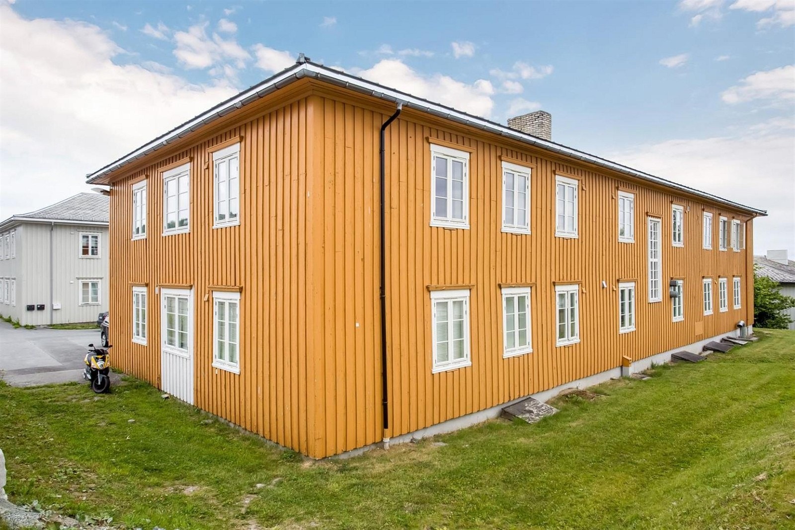 Området er opparbeidet med grøntarealer, internveier og sitteplasser Galleribilde