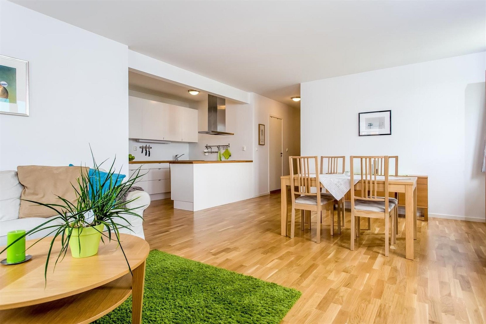 Den romslige stuen byr på flere møbleringsalternativer. Her er det plass for en stor sofa samt et romslig spisebord Galleribilde