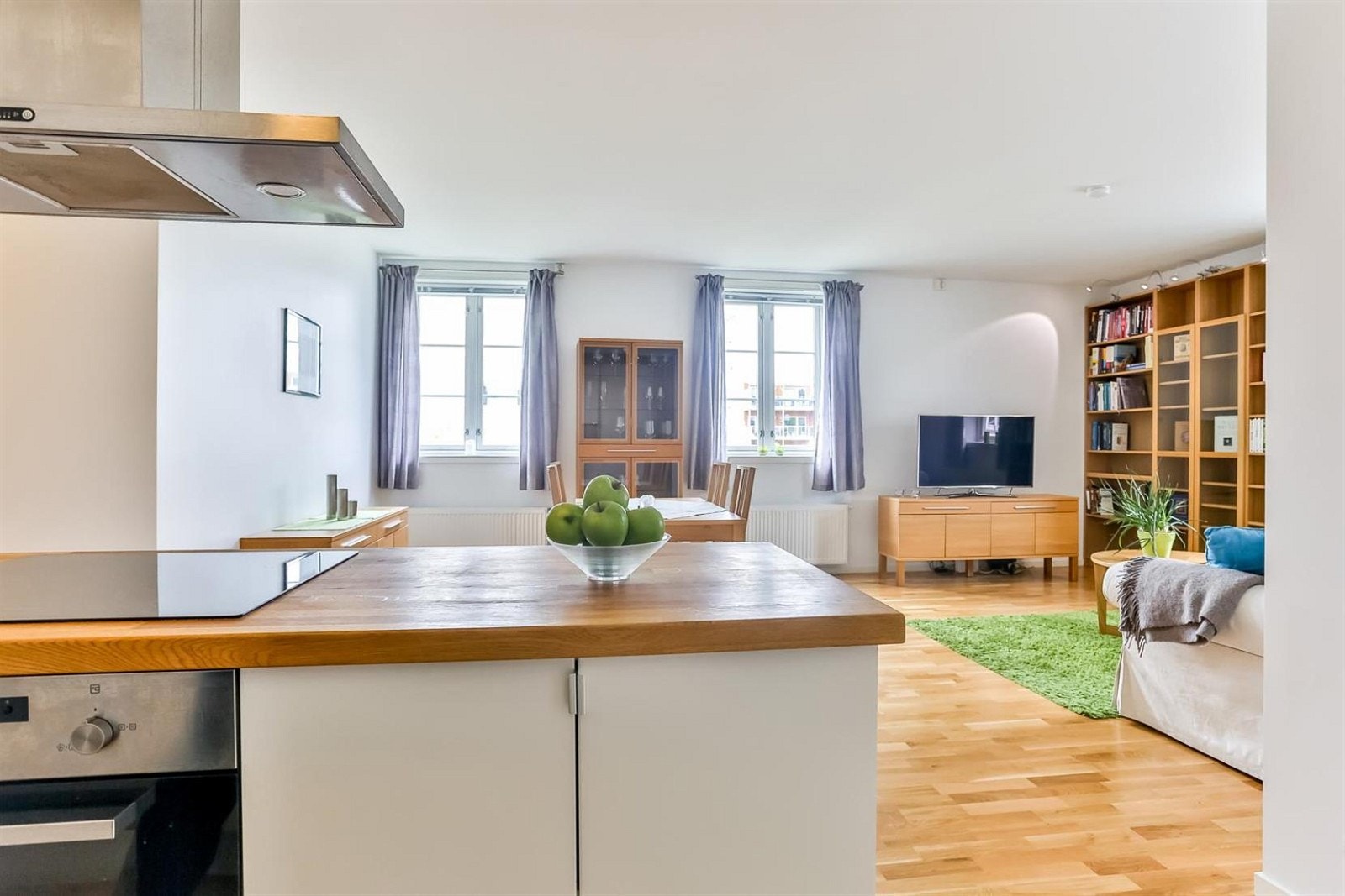 Kjøkkenet har en praktisk løsning med halvøy. Dette skaper en naturlig skille mellom stue og kjøkken Galleribilde