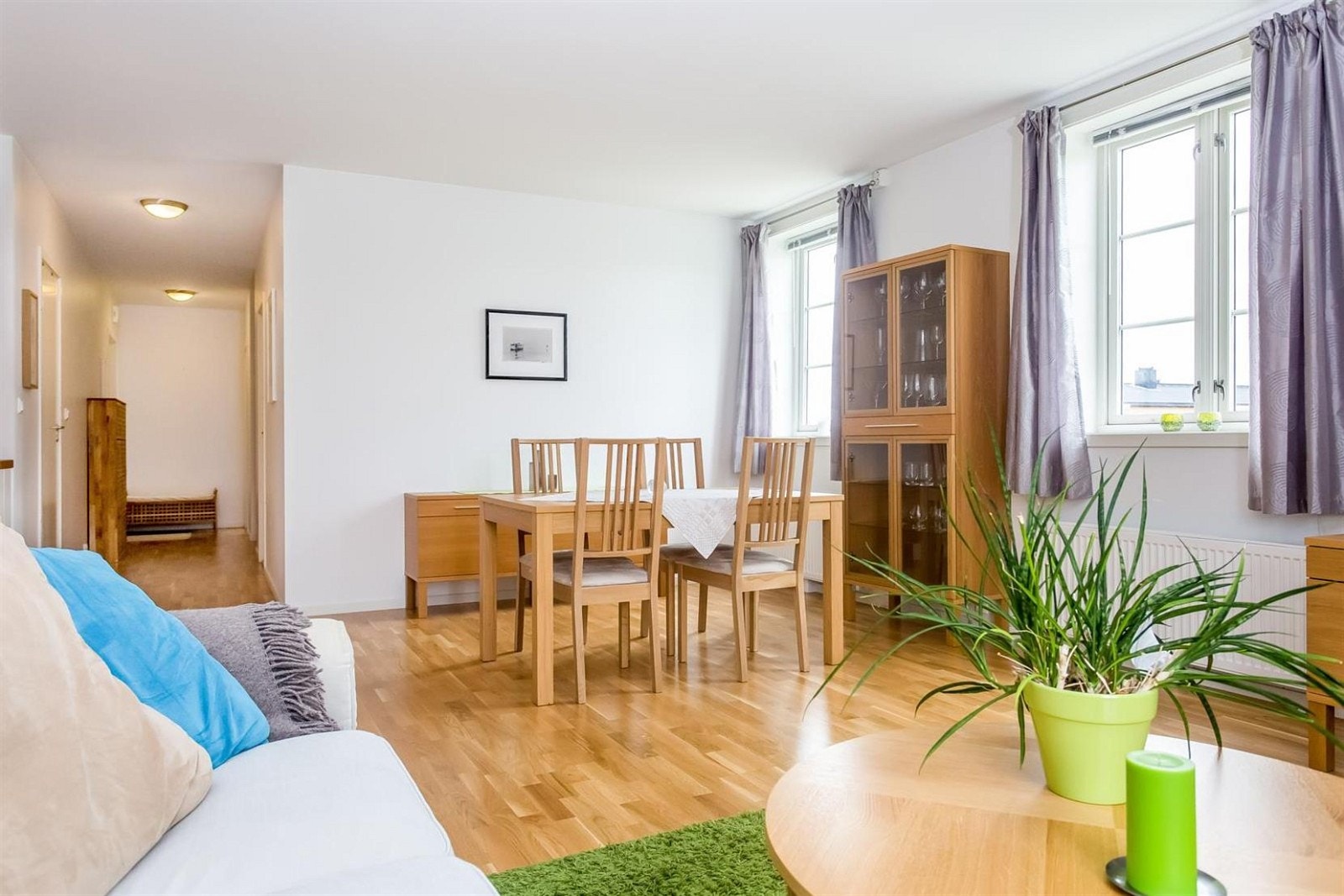 Store vindusflater i stuen gir godt med naturlig lysinnslipp Galleribilde