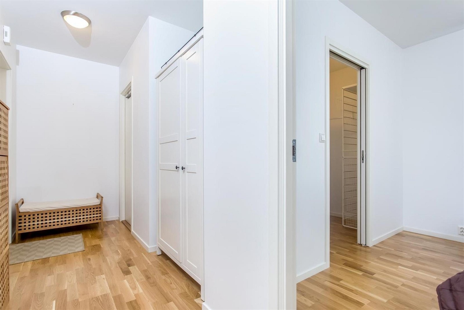 Leiligheten har en god planløsning med inngang til begge soverom og bad fra gangen Galleribilde