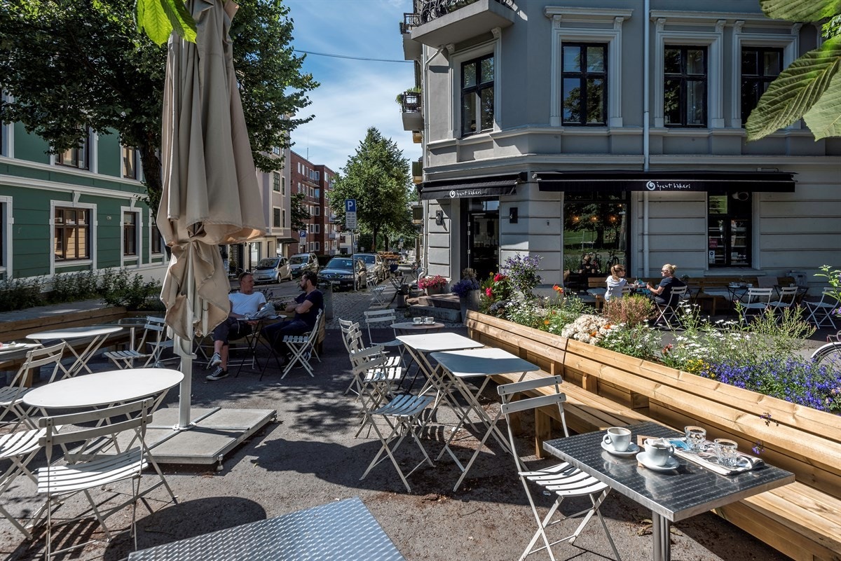 Nærområdet - kaféliv på Adamstuen Galleribilde