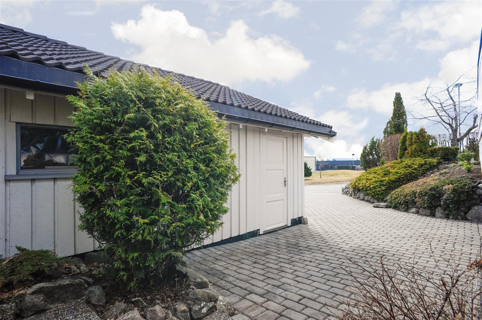 Godt opparbeidet uteareal med brosteinsbelagt inngangsparti Galleribilde