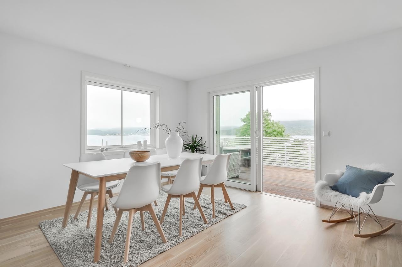 Trivelig stue som er lett å møblere med utgag til terrasse. Galleribilde