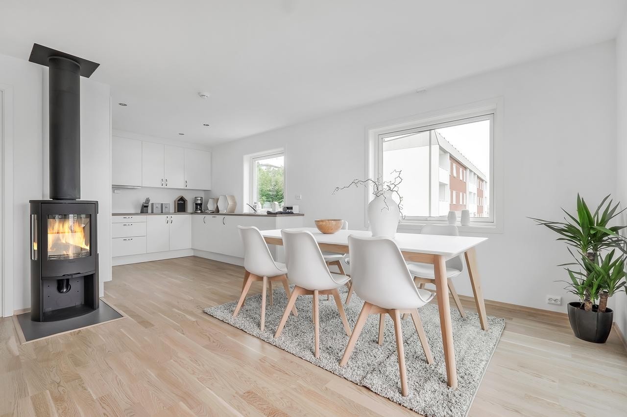 Trivelig stue med peisovn Galleribilde