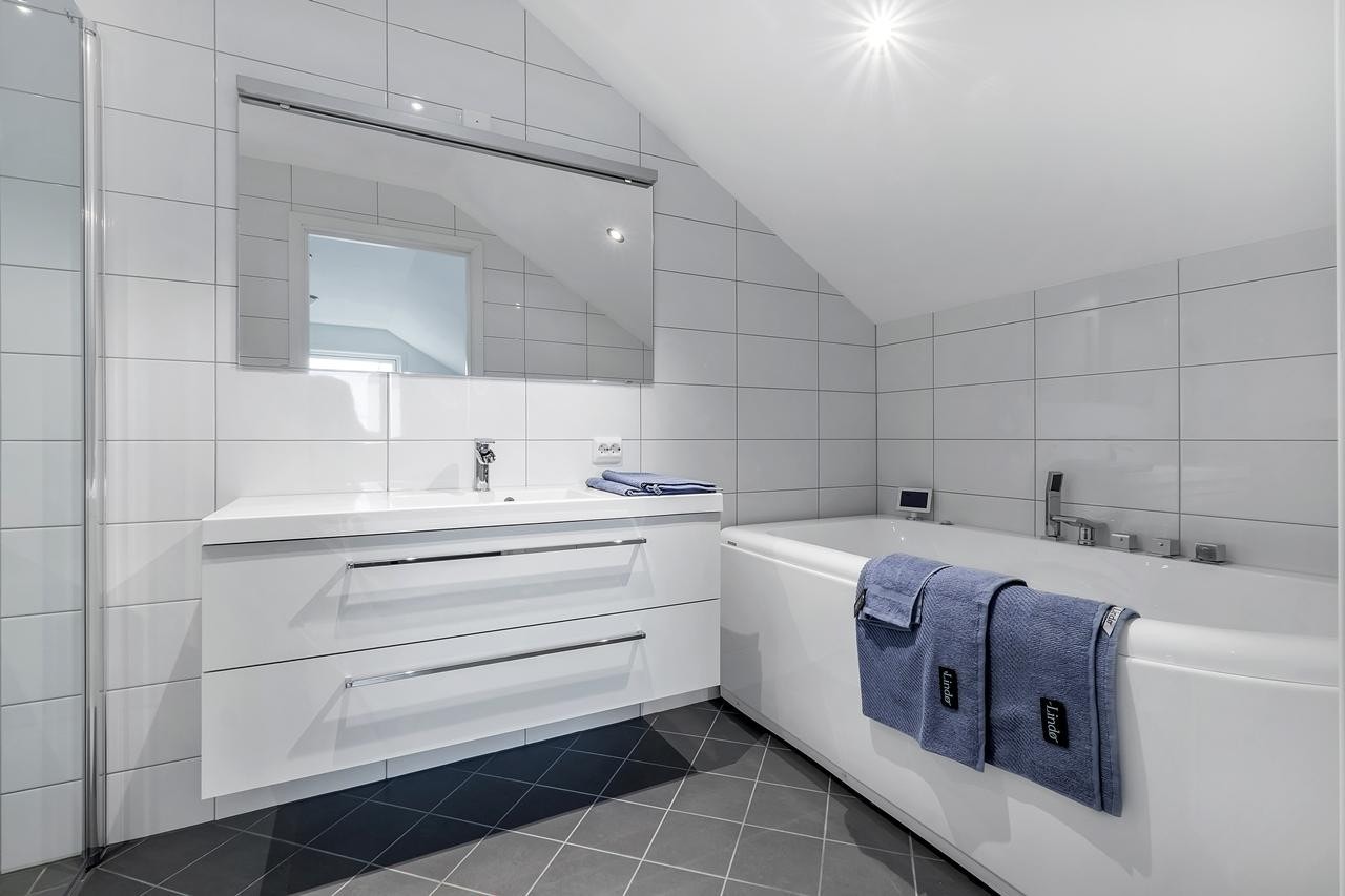 Bad i plan 2 med innredning fra Bademiljø og massasjebad fra VikingBad Galleribilde