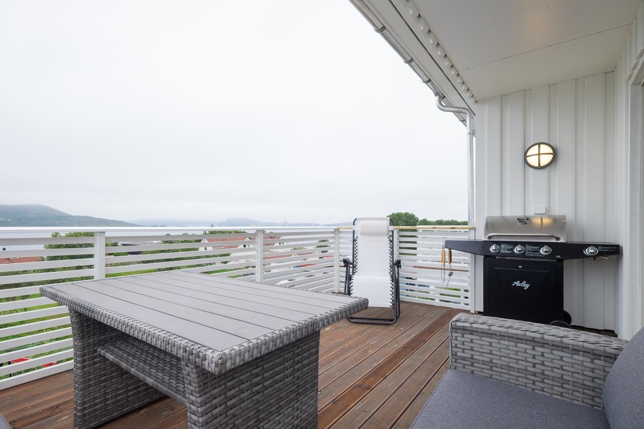 God størrelse på terrassen med plass til stor sittegruppe Galleribilde