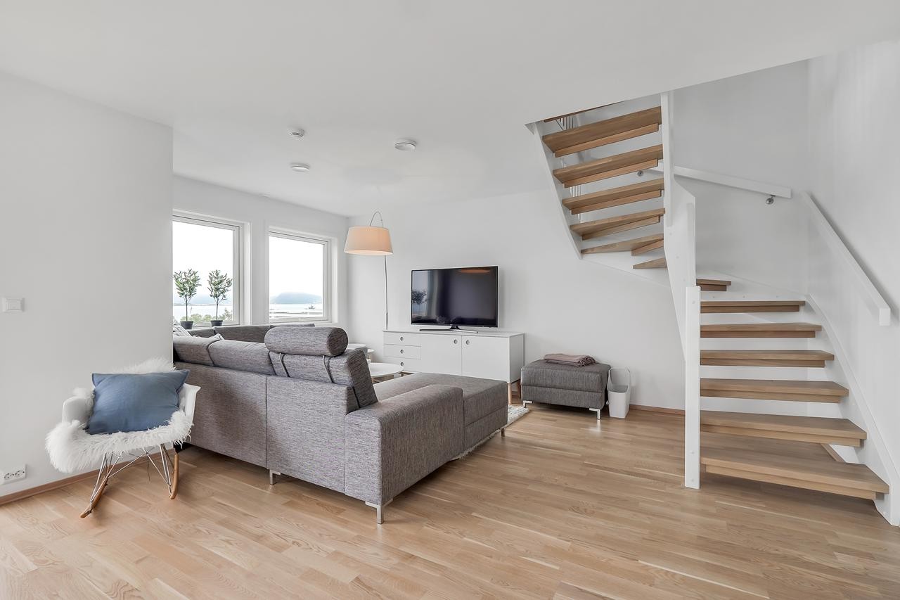 Stue - trapp opp til 2. etasje Galleribilde