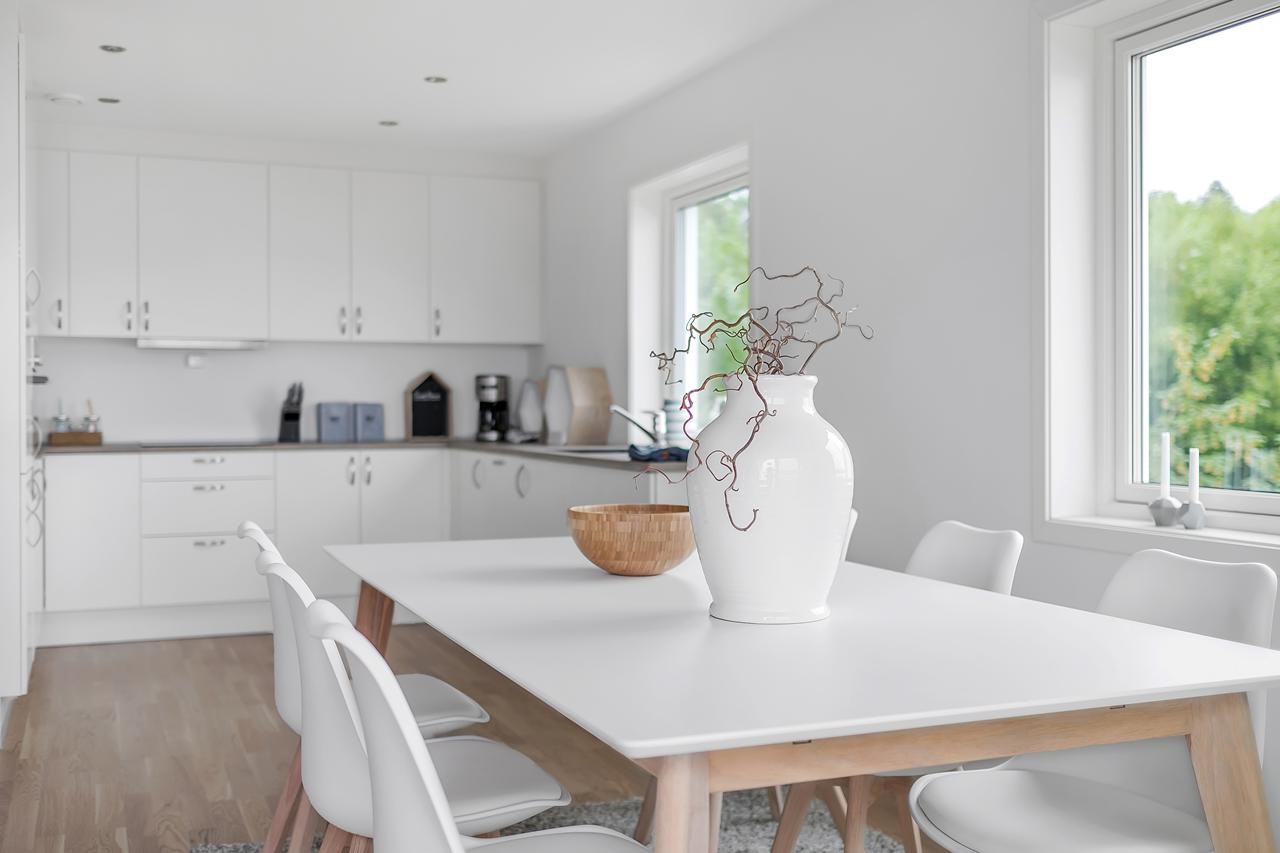 Fra kjøkken og spiseplass kan man nyte den slotte utsikten Galleribilde