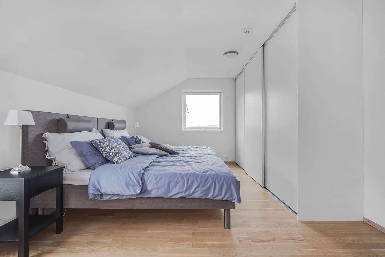 Stort soverom med skyvdørsgarderobe i plan2 Galleribilde
