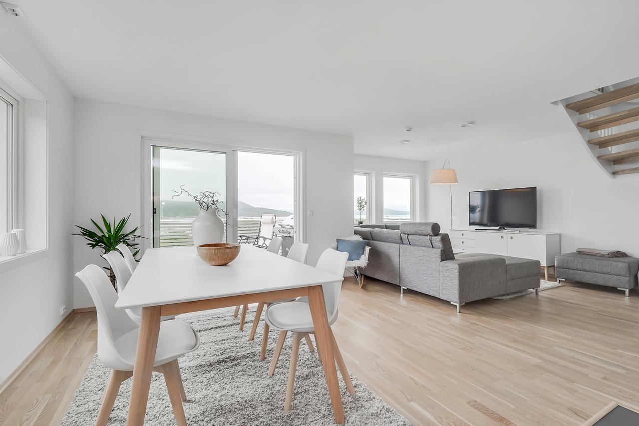 Flott lys stue med god plass til spisestue Galleribilde