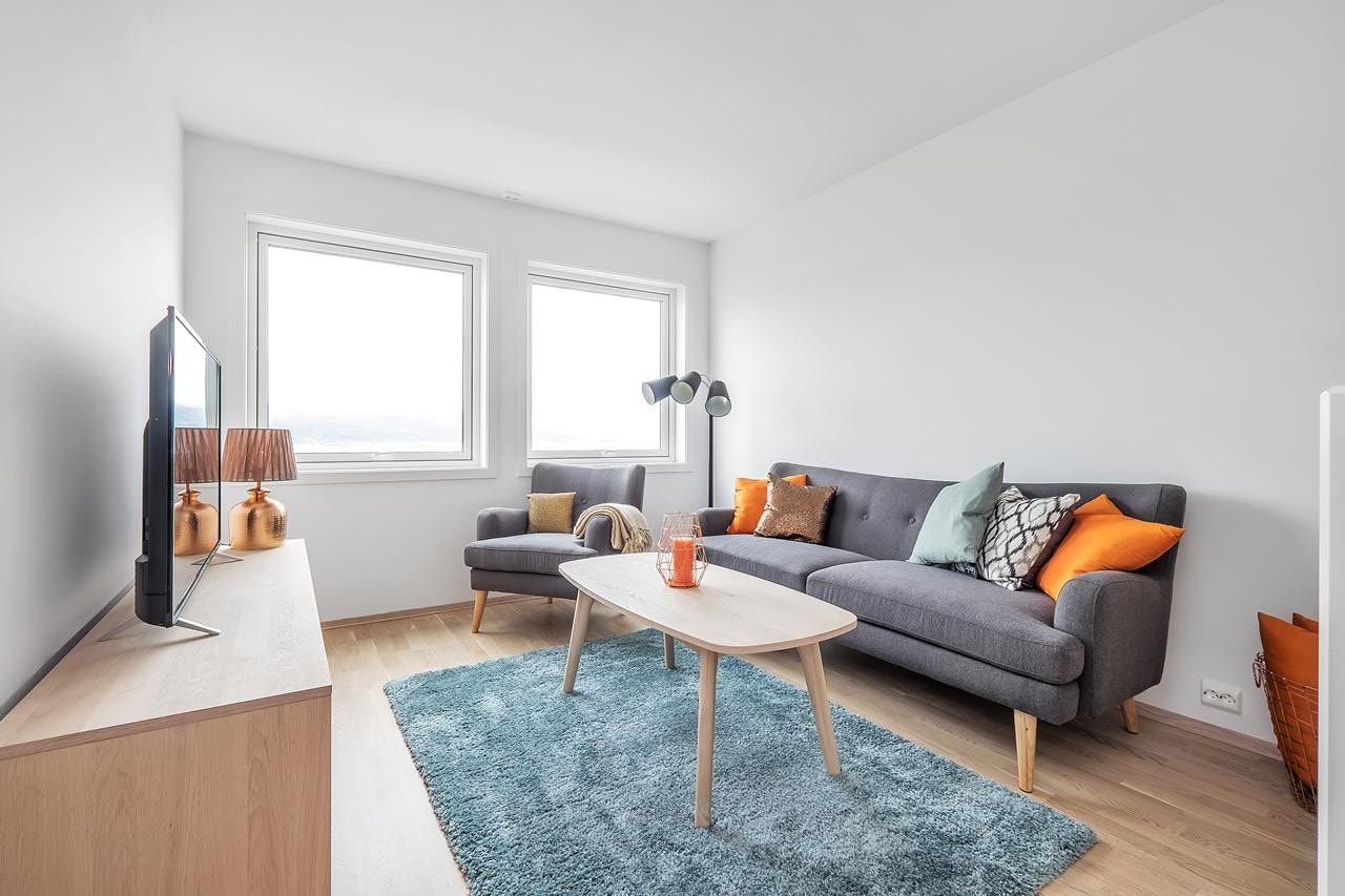 Lys og trivelig loftstue med panoramautsikt! Galleribilde