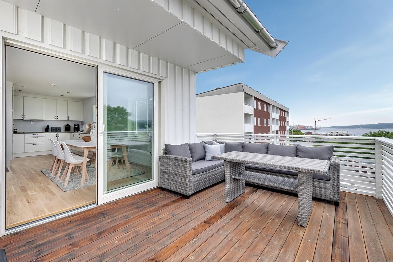 Fantastisk utsikt fra terrasse mot Averøy og Bolgsvaet Galleribilde