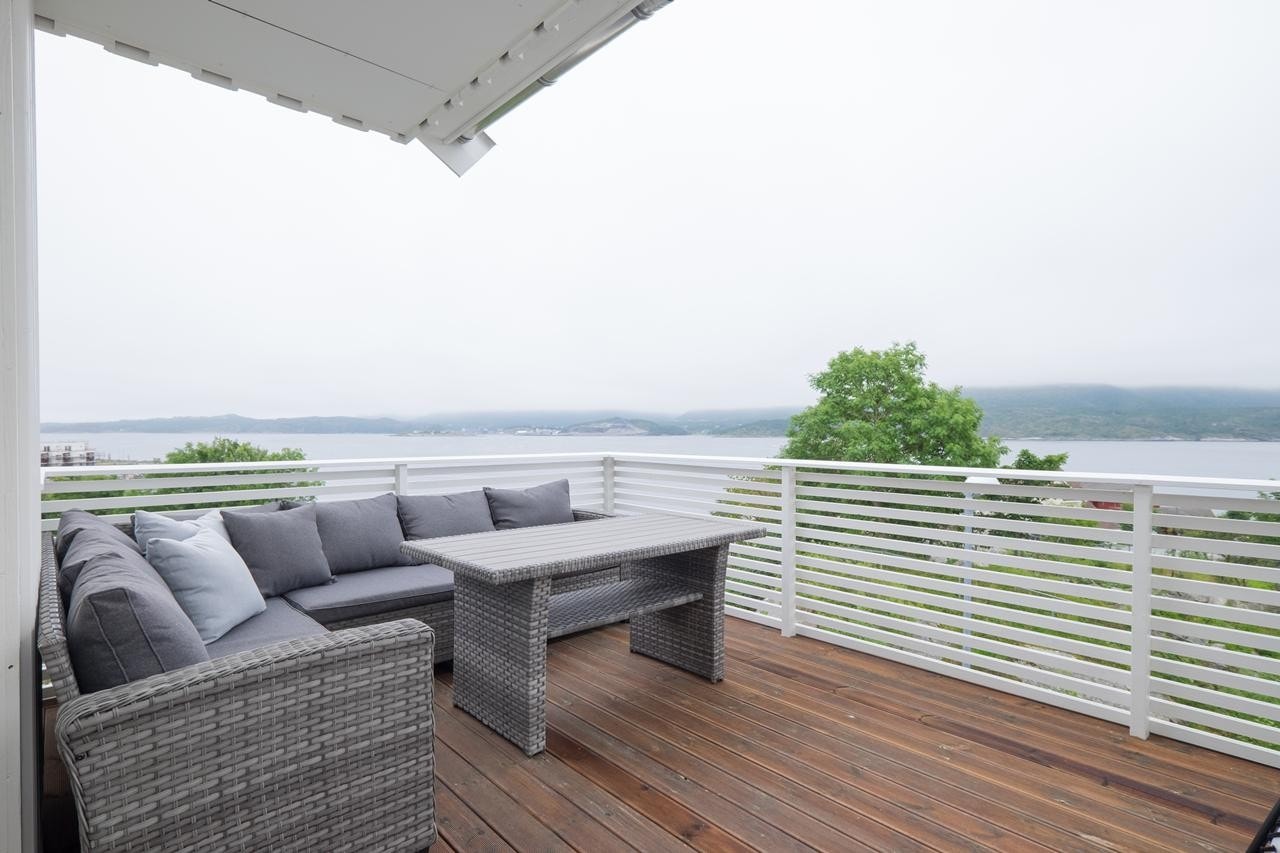 Terrasse av god størrelse med panoramautsikt! Galleribilde