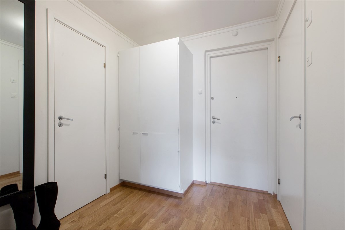 Entréen er et romslig første møte med leiligheten. Galleribilde