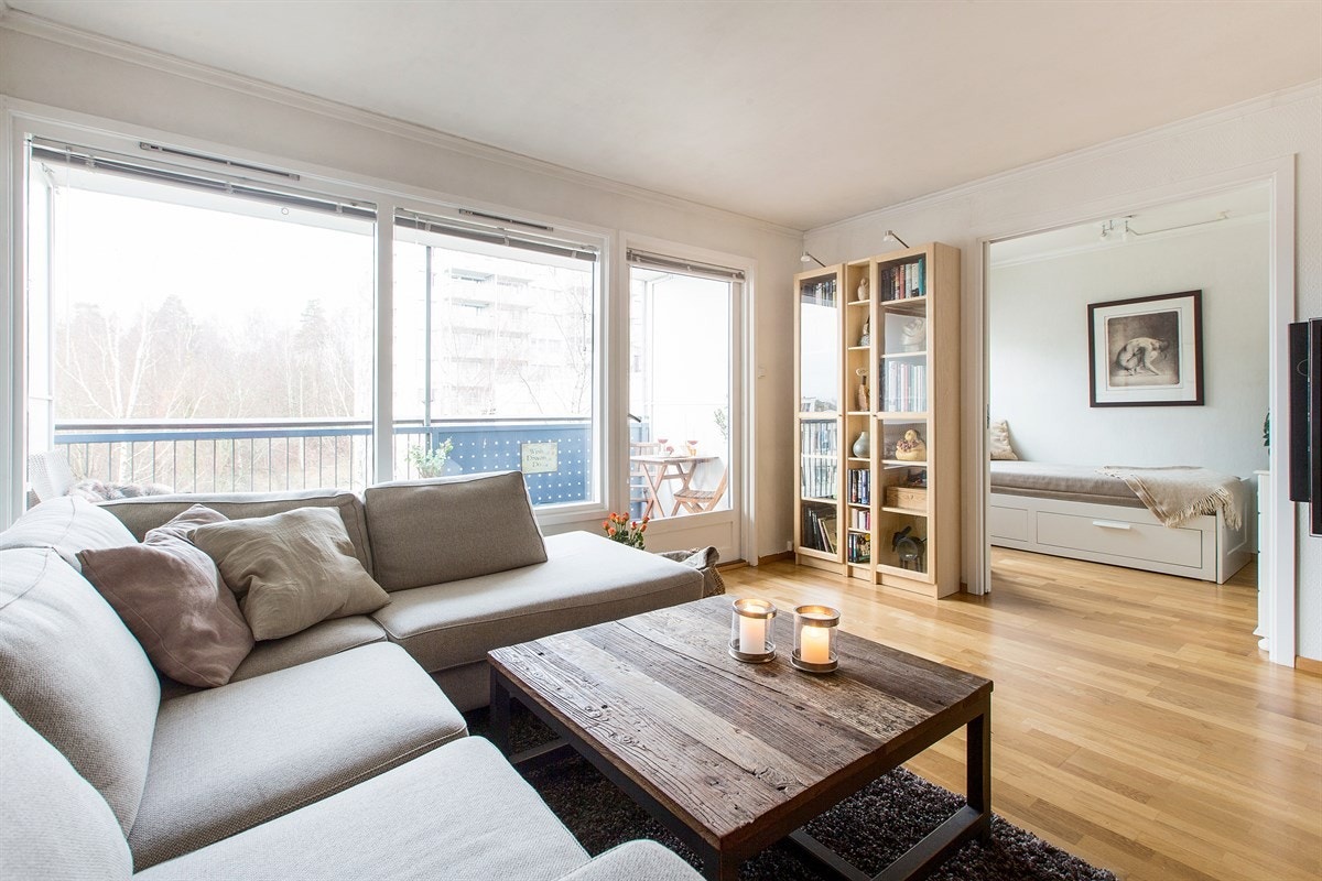 Stuen oppleves lys og ikke minst luftig av de store vindusflatene som vender i vestlig retning. Galleribilde