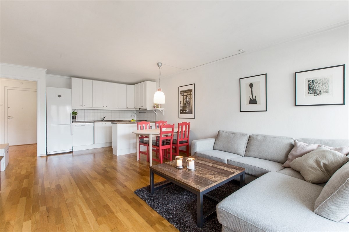 Leiligheten inneholder en arealeffektiv og moderne utformet romløsning der stuen og kjøkkenet til sammen utgjør mye av arealet. Galleribilde