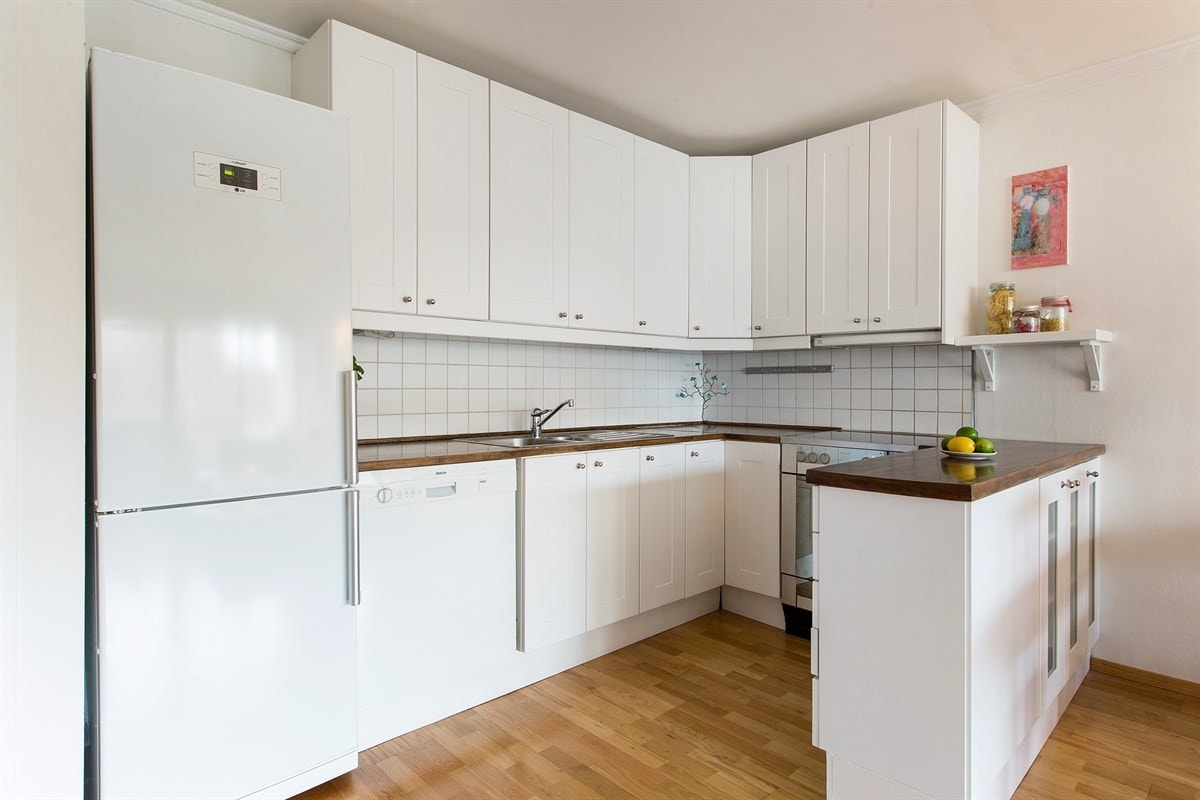 Kjøkkenkroken defineres av en moderne skapinnredning med stilrent preg. Galleribilde