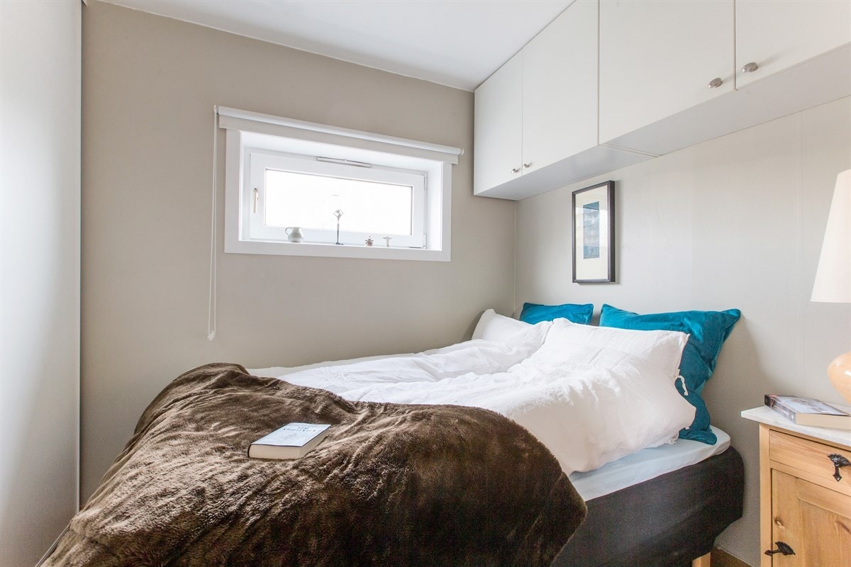 Dobbeltsengen er i dag plassert i det disponible rommet - her er det god plass til innredning eller ønsket møblement. Galleribilde