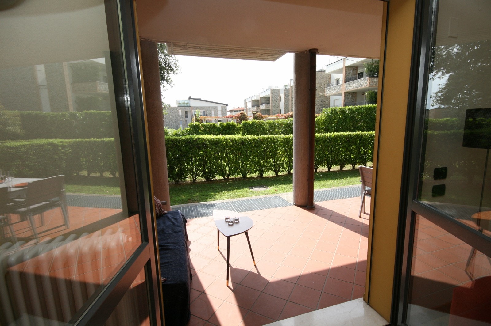 Stue med utgang til terrasse og hage Galleribilde