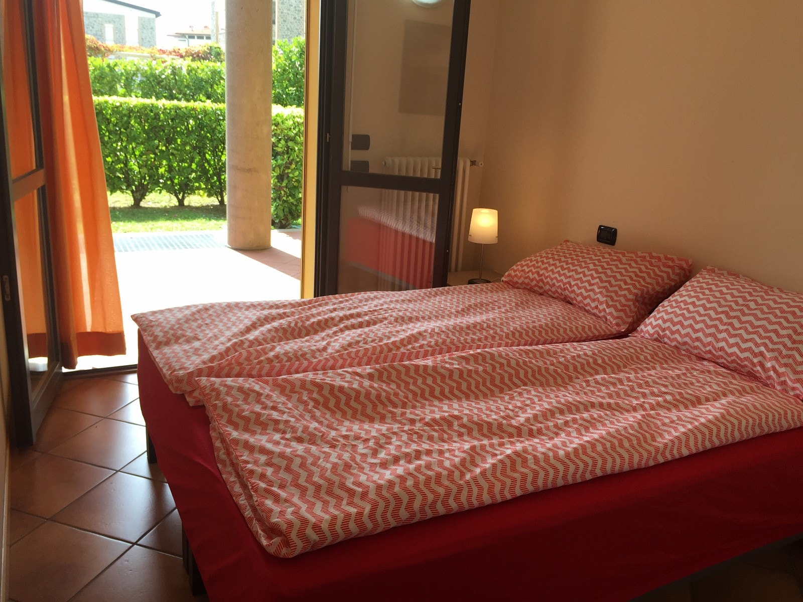 Sov med utgang til terrasse Galleribilde