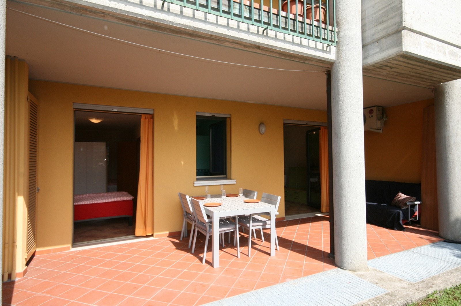 Terrasse 24 kvadrat og hage 16 kvadrat Galleribilde