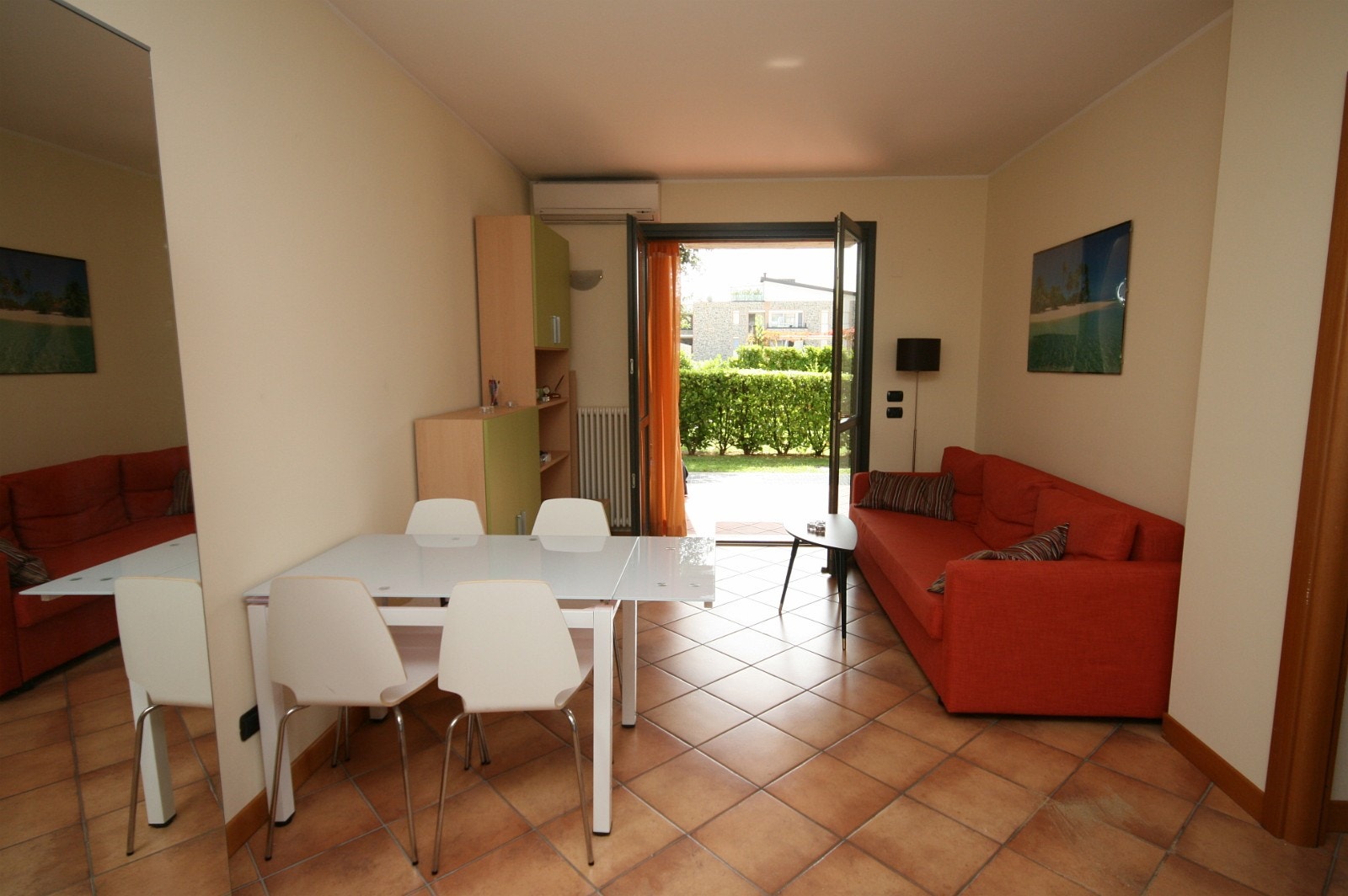 Spisebord og sofa Galleribilde