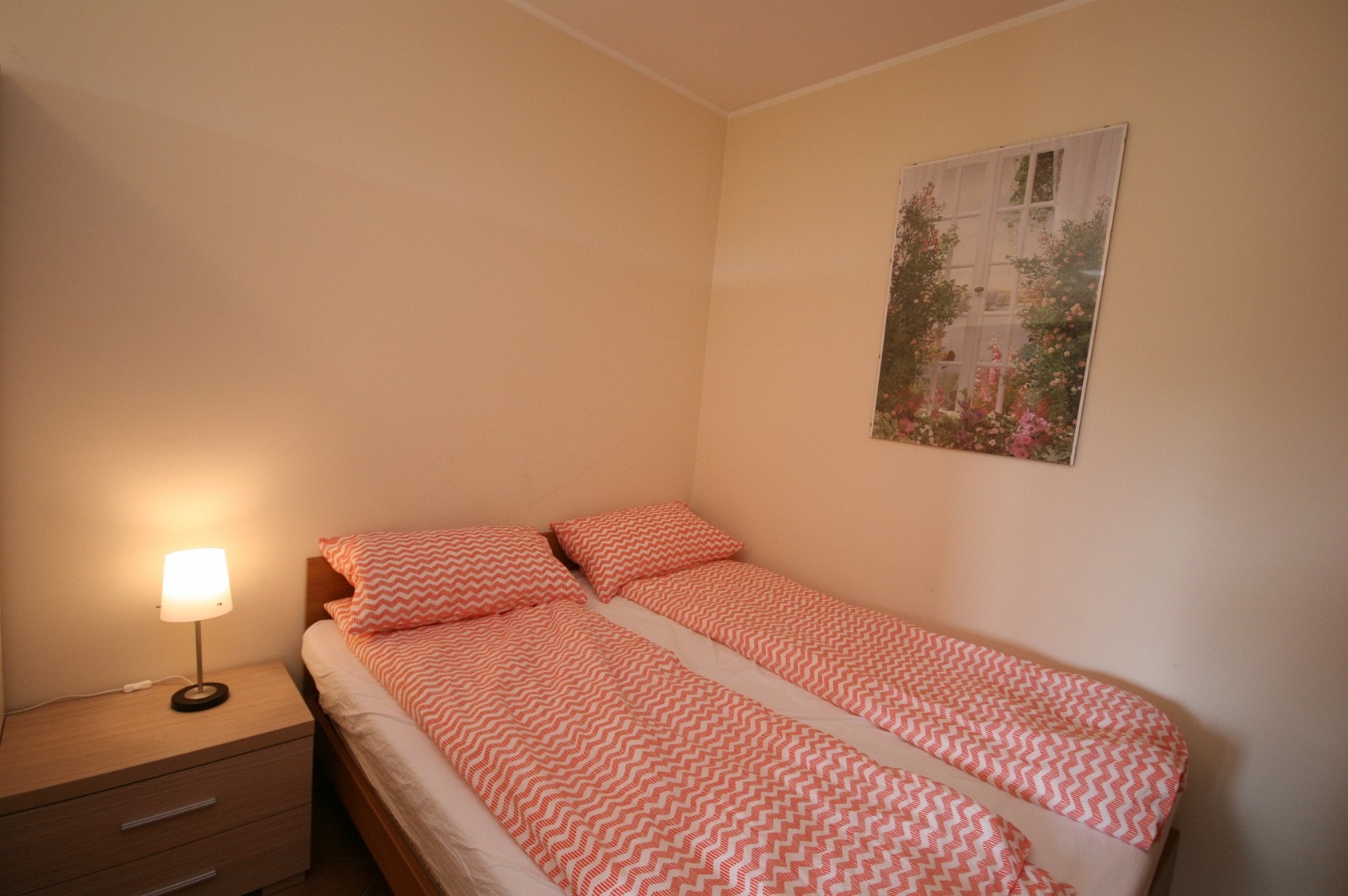 Dobbeltseng innenfor garderobeskap Galleribilde