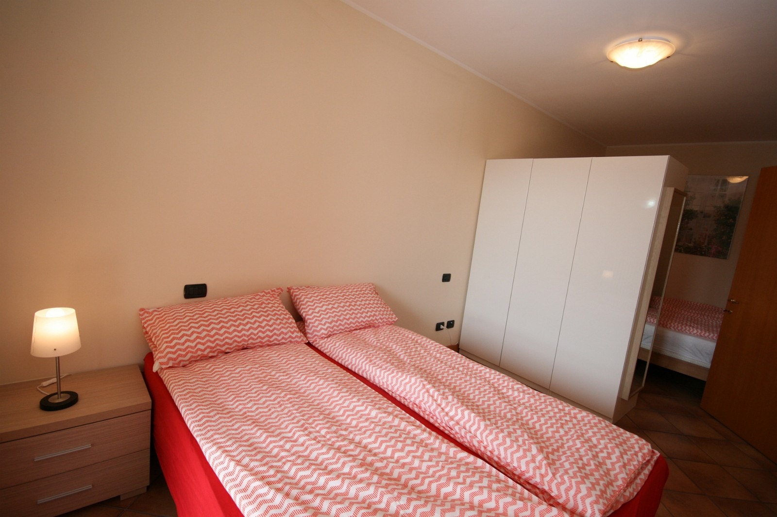 Soverom er delt i to med garderobeskap Galleribilde