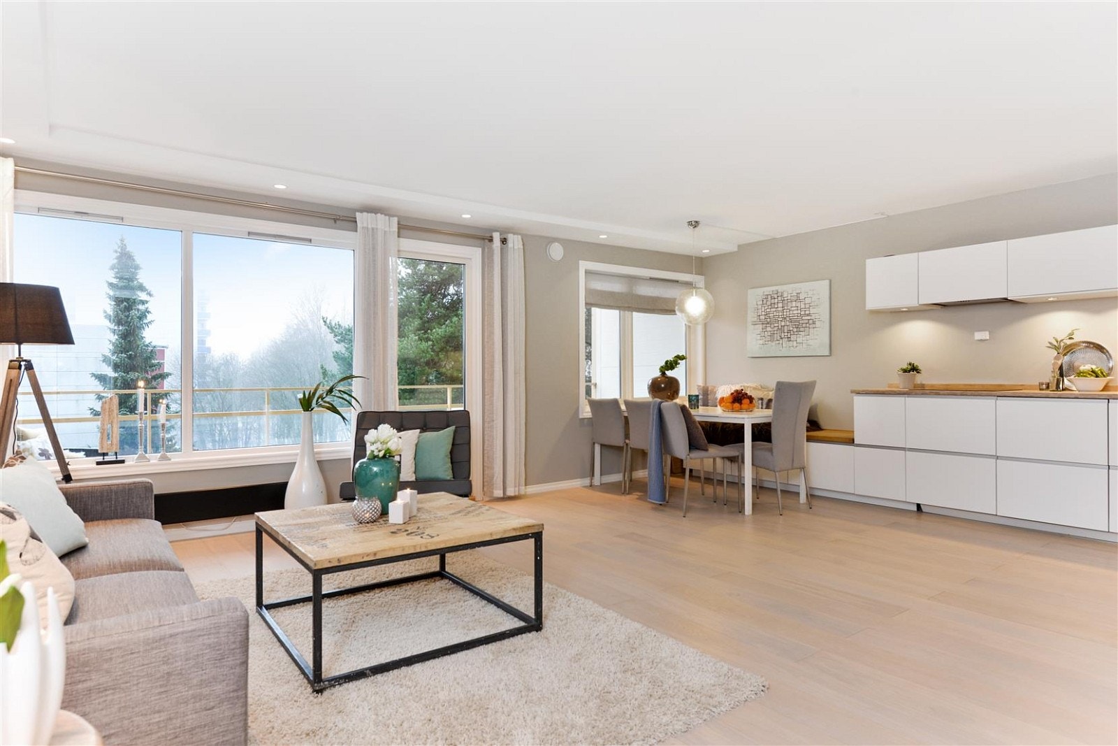 Stue og kjøkken i en åpen løsning. Galleribilde